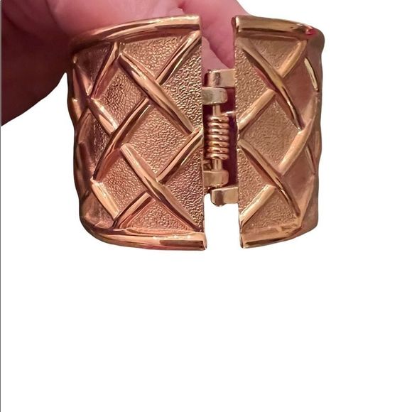 Stylish gold colored bracelet w/ spring closure - Picture 2 of 5